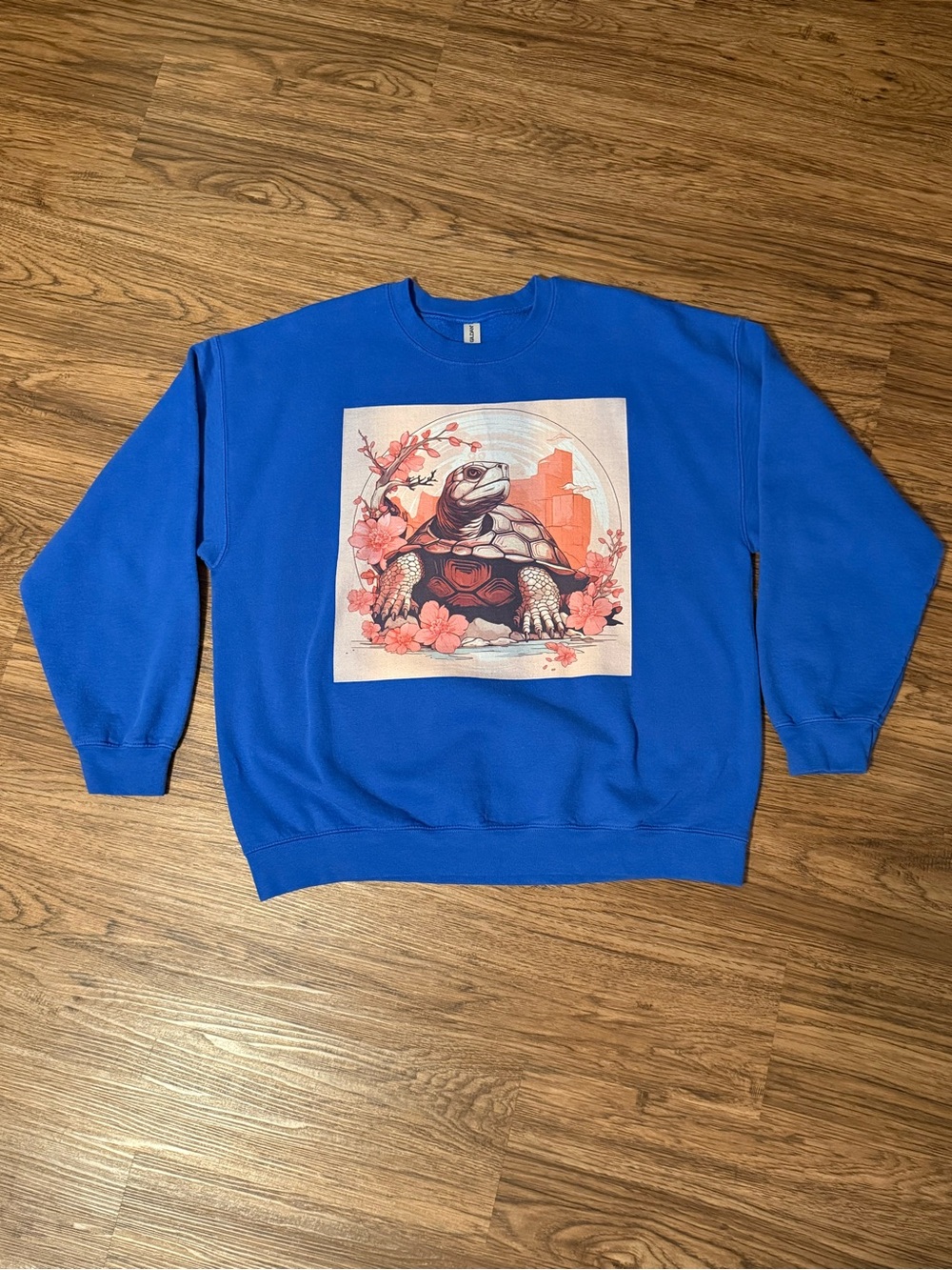 Blue Graphic Crewneck Sweatshirt with Turtle Artwork in Size XL
